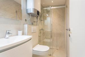 ein Badezimmer mit Dusche, Toilette und Waschbecken in der Unterkunft Apartment Lara in Split + 16 Fotos