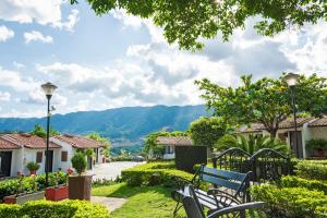 um banco de parque com vista para as montanhas em Hotel San Juan Internacional em Bucaramanga