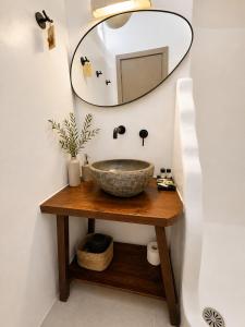 une salle de bains avec un lavabo vasque et un miroir dans l'établissement Maya Mallis, à Adamas 25 autres photos
