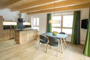 eine Küche mit einem Esstisch und Stühlen in der Unterkunft Ferienwohnung In den Bergen in Oberammergau