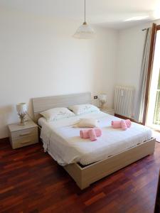 a bedroom with a bed with two pink towels on it at Pretty home near station & Free Parking in Castel Bolognese