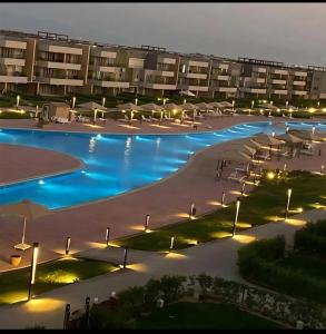 Luftaufnahme eines Ferienortes bei Nacht in der Unterkunft Lagoon Blumar Hotel Chalet in Ain Suchna