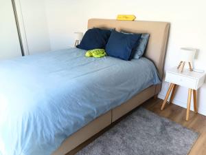 ein Bett mit blauen Laken und blauen Kissen in einem Schlafzimmer in der Unterkunft Lavrinha in Lavra