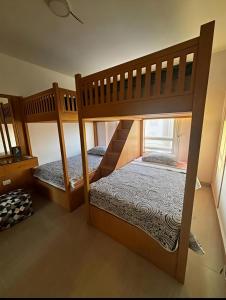 zwei Etagenbetten stehen in einem Zimmer mit in der Unterkunft Lagoon Blumar Hotel Chalet in Ain Suchna + 53 Fotos