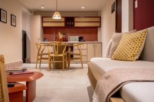 a living room and kitchen with a couch and a table at Casa Bamba in Veracruz