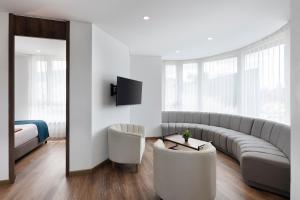 salon z kanapą i stołem w obiekcie VOU Suites by Avia Suites w mieście Bogota