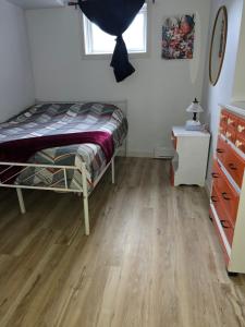 ein Schlafzimmer mit einem Bett und einem Holzboden in der Unterkunft Chambre privée dans logement partagé in Saint-Nazaire