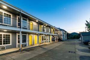 a row of apartment buildings with a parking lot at Sweet Breeze Inn Grants Pass in Grants Pass