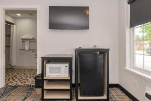 a room with a microwave on a counter and a window at Sweet Breeze Inn Grants Pass in Grants Pass