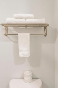 a shelf above a toilet with towels on it at Sweet Breeze Inn Grants Pass in Grants Pass +105 photos