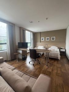 a room with a couch and a table and a bed at Intercity - Apartmento 412 in Manaus
