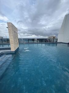 a large swimming pool on top of a building at Intercity - Apartmento 412 in Manaus