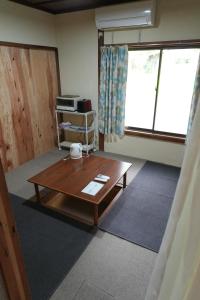a living room with a coffee table and a window at COSMOS Iya Valley in Akano