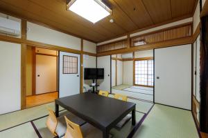 a dining room with a table and chairs at あかねや in Marugame