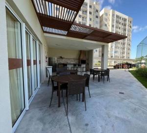 a patio with a table and chairs and a building at Lar Luar do Sertão in Aracaju