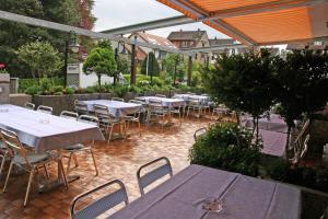 Restoran või mõni muu söögikoht majutusasutuses Hotel Glärnisch Hof