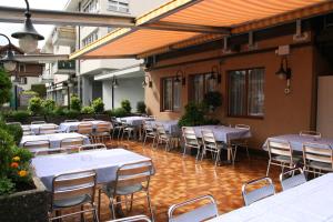 un grupo de mesas y sillas en un patio en Hotel Glärnisch Hof en Horgen