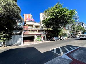 an empty city street with cars parked on the road at Pousada Requinte in Vila Velha