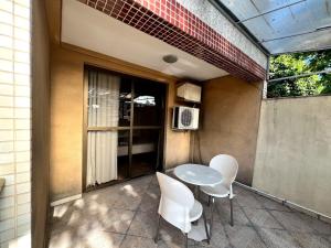 a patio with a table and chairs on a balcony at Pousada Requinte in Vila Velha