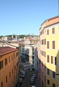 una vista aérea de una calle de la ciudad con edificios en Camera con Vista, en Ancona