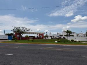 a building with a sign that reads us houses at Casa privada, alberca, jacuzzi y asador Teques in Jojutla