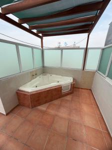 a large bathroom with a tub in the middle at Casa privada, alberca, jacuzzi y asador Teques in Jojutla