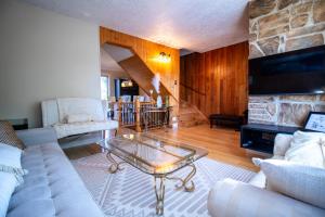 a living room with a couch and a glass table at Refuge urbain du Trait-Carré in Laval