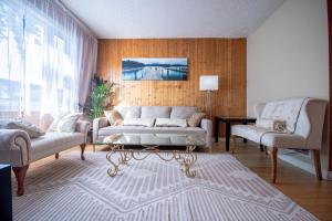 a living room with a couch and a table at Refuge urbain du Trait-Carré in Laval