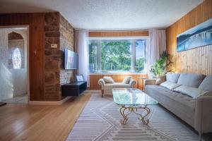 a living room with a couch and a table at Refuge urbain du Trait-Carré in Laval