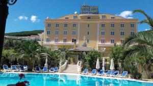 duży hotel z krzesłami i basenem w obiekcie Grand Hotel degli Angeli w mieście San Giovanni Rotondo