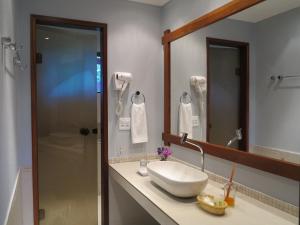 een badkamer met een wastafel en een spiegel bij Pousada Recanto da Grande Paz in Alto Paraíso de Goiás