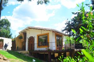 a small house with a porch and a balcony at San Pedro in Ráquira