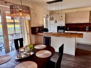 a kitchen with a dining room table with chairs at Grodehus-Eigener-Bungalow in Haby