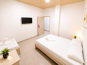 a white room with a bed and a tv at hotel venus in Los Patios +16 photos