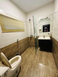 ein Badezimmer mit Toilette, Waschbecken und Dusche in der Unterkunft On Cloud Resort in Murree + 17 Fotos