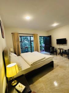 ein Schlafzimmer mit einem großen Bett und einem Fernseher in der Unterkunft On Cloud Resort in Murree