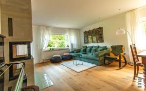 a living room with a couch and a table at Wattknistern in Garding