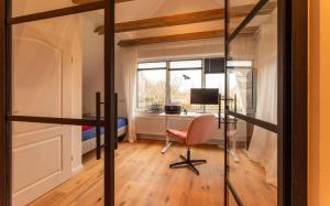 a room with a desk and a chair and a window at Wattknistern in Garding