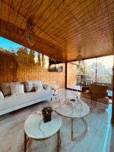 a living room with two tables and a couch at Hotel Dorys de Lourdes in Pisco Elqui