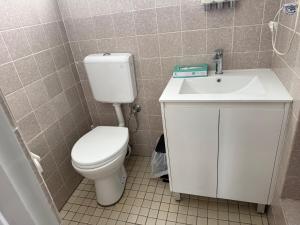 a bathroom with a white toilet and a sink at Wattle Tree Motel in Cootamundra +26 photos