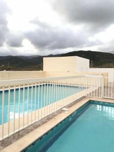 a large swimming pool on top of a building at استراحة الروابي in Salalah
