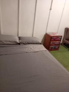 a bedroom with two beds and a night stand at dondelachatahostel in Máncora