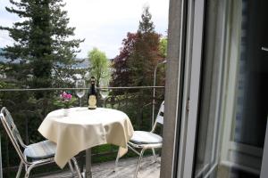 Rõdu või terrass majutusasutuses Hotel Glärnisch Hof