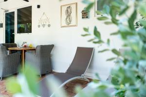 a dining room with chairs and a table at Cas Elizabeth in Palm-Eagle Beach