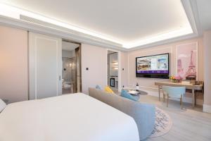 a hotel room with a bed and a desk at Mercure Urumqi Doowin Wanda Plaza in Ürümqi