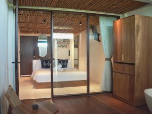 ein Schlafzimmer mit einem Bett und einem Tisch in einem Zimmer in der Unterkunft Casa Sol Hotel in Canggu + 95 Fotos