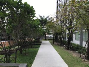 a walkway through a park with trees and benches at Apartment Rattanatibet in Nonthaburi