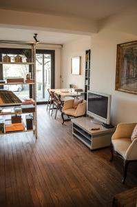 sala de estar con TV y mesa de comedor en Bed & Breakfast San Lazzaro Room, en San Lazzaro di Savena