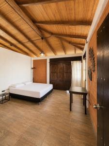 a bedroom with a bed and a wooden ceiling at La Cabaña Mr Brown in Puerto Leguízamo