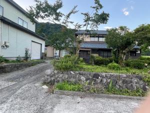 an empty street in front of a house at 悠の宿 in Katsuyama